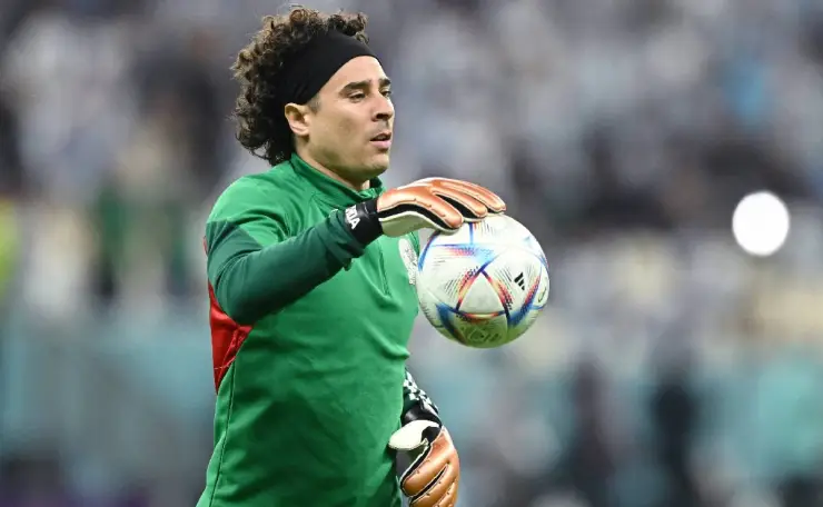 El portero mexicano Guillermo Ochoa calienta previo al partido vs Argentina