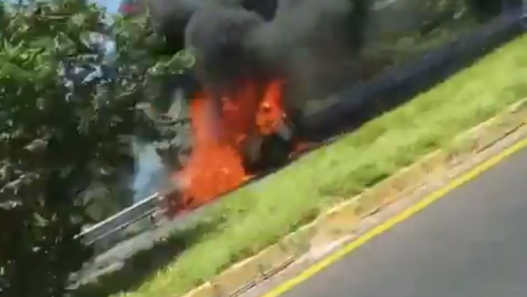 Se incendia camioneta en Cuernavaca-Acapulco