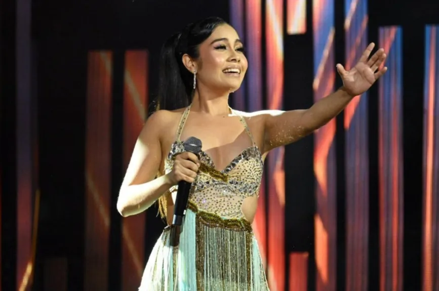 Isaveli nos deleitó con un éxito de Marc Anthony al interpretar “Muy Dentro De Mí". Arturo López Gavito, le comentó a la académica que tiene un gran talento en el escenario, pero Lola Cortés estuvo en desacuerdo con el crítico, pues ella piensa que la académica debía cantar y bailar más durante su presentación.