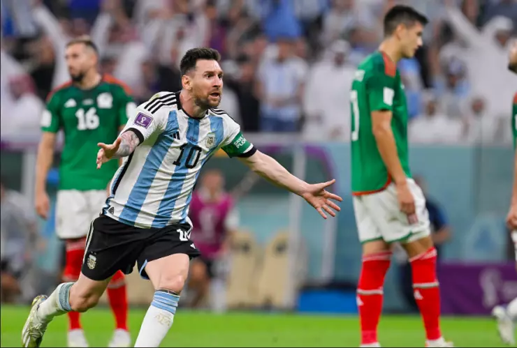 Lionel Messi celebrando gol ante México en Qatar 2022.png