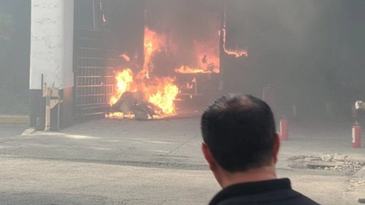 incendio-en-agencia-autos-vallejo-se-queman-baterias-vehiculos-electricos