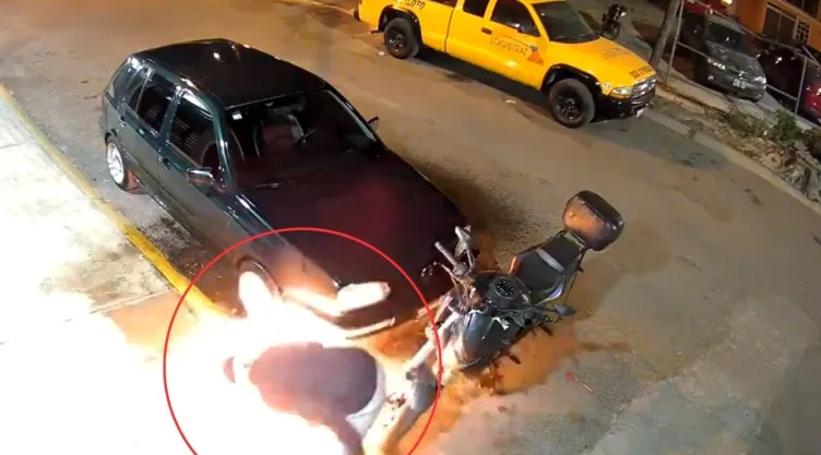 Edomex: En Cuautitlán Izcalli, extorsionador prende fuego a un auto y termina calcinado