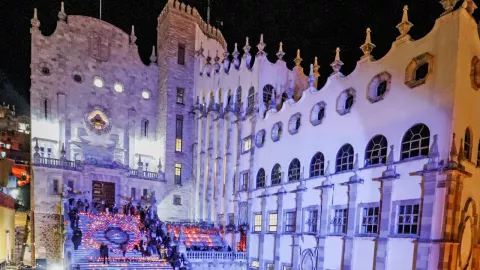 La fachada de la catedral principal en la Feria Patronal de Guanajuato