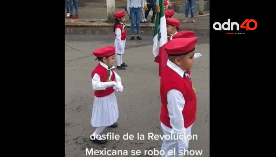 Niña baila “La boda del huitlacoche” en desfile por los festejos de la Revolución Mexicana.