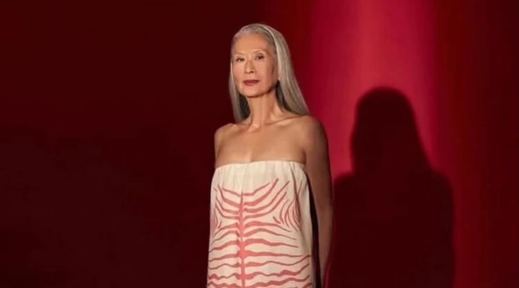 Mujer de 69 años comenzó una carrera como modelo después de criar a 3 hijos y decidió que todavía podía cumplir sus propios sueños