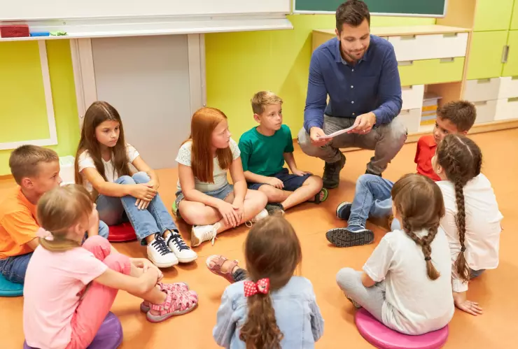 Un grupo de alumnos junto a su profesor