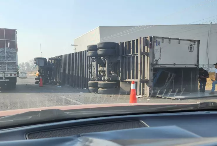 Volcadura en carretera Irapuato-Salamanca 5 de mayo 2025.png