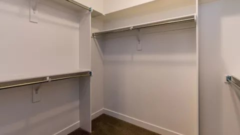 ¿Qué significa que tu pareja te haga espacio en su clóset según la psicología?