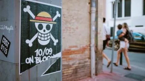 No solo banderas, las imágenes de One Piece pueden encontrarse en cualquier rincón de las grandes ciudades.