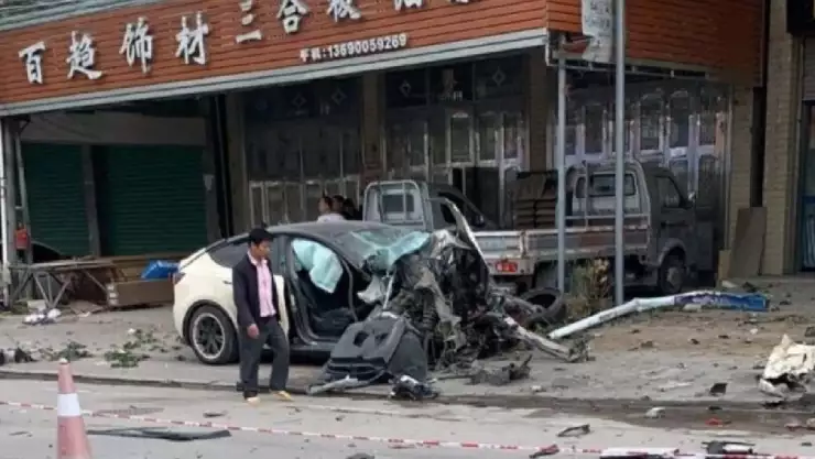 Video Conductor pierde el control de su Tesla y mata a dos personas.jpg