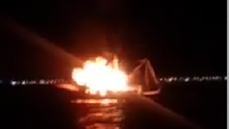 Se incendia barco camaronero