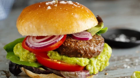 Receta de hamburguesa mexicana con guacamole