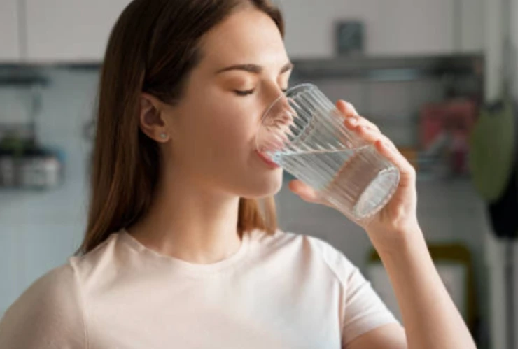 Por qué beber agua con sal en las mañanas te ayudaría a lucir más bella
