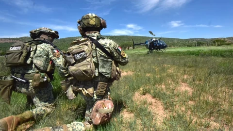 soldados_hincados_pasto_enfrente_helicopetero_aguascalientes_operativo