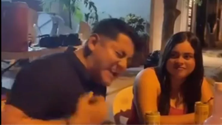 VIDEO: Hombre canta a todo pulmón y se olvida que tiene a su esposa a un lado