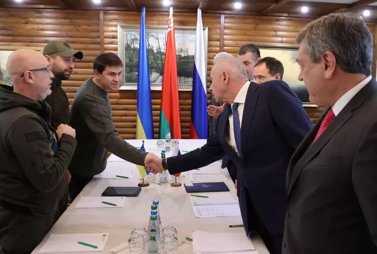 Ucrania y Rusia acuerdan un alto al fuego temporal para evacuar civiles