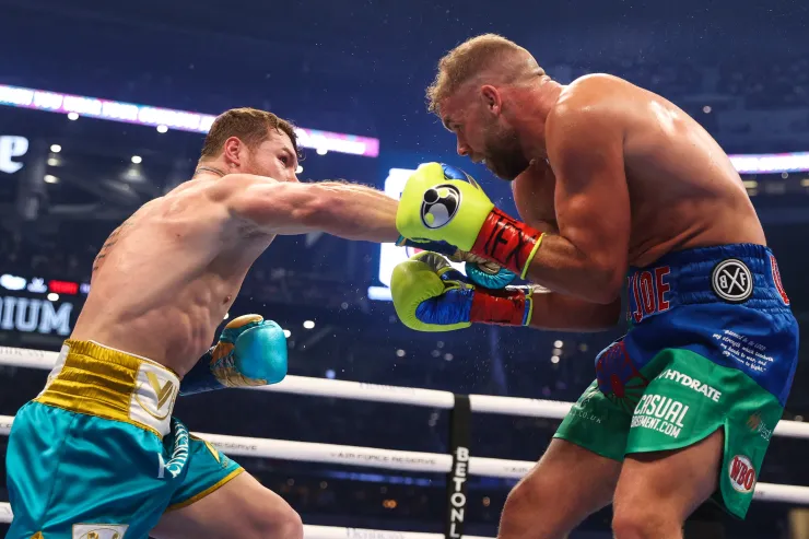 Canelo Álvarez vence a Billy Joe Saunders