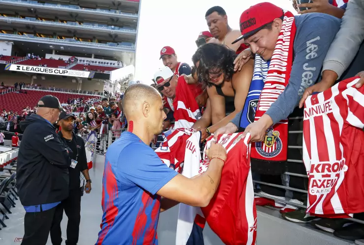 Chicharito Hernández atiende aficionados en la Leagues Cup