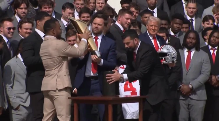 JD Vance, vicepresidente de EU, rompe el trofeo de campeones de Ohio State en plena Casa Blanca