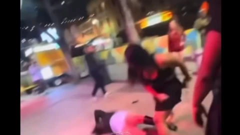 Mujer noqueada en pelea afuera de un bar.png