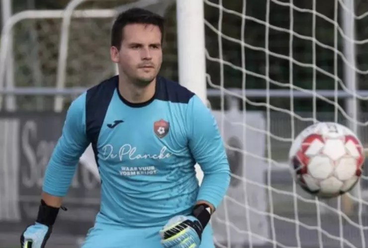 Portero Arne Espeel muere tras parar un penalti.