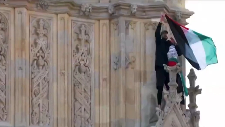Video-hombre-escala-el-Big Ben-descalzo-y-con-bandera-palestina