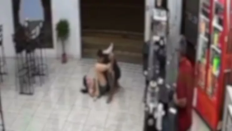 Mujer frustra asalto y somete a ladrón con llave de jiu jitsu