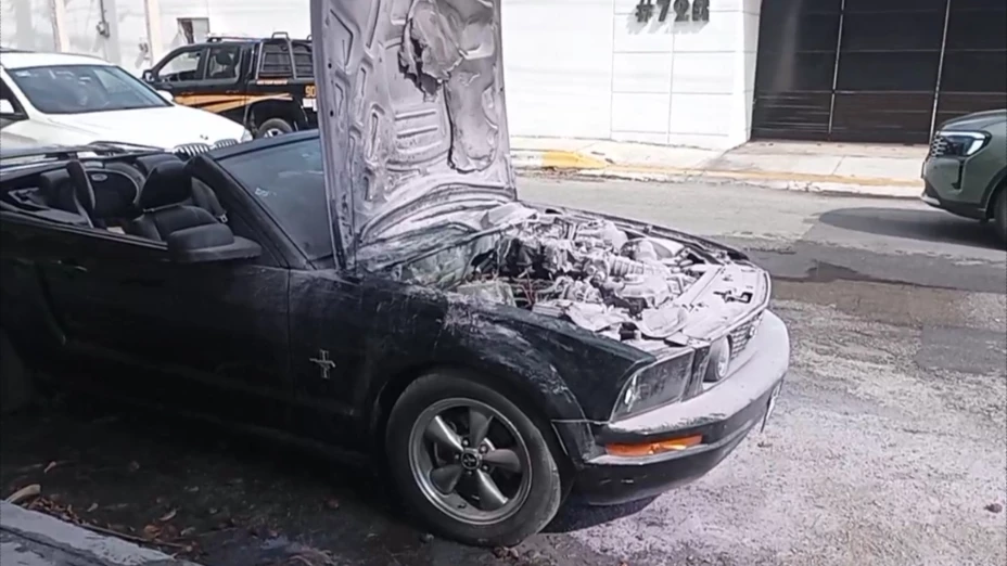 Auto ARDE EN LLAMAS y lo declaran pérdida total en la colonia México; el conductor logró salir a tiempo