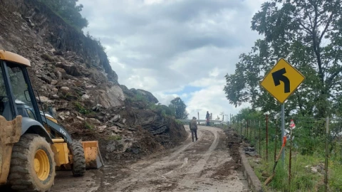 Derrumbe en Carretera de El Murciélago a San Pedro el Viejo Pinal de Amoles Querétaro