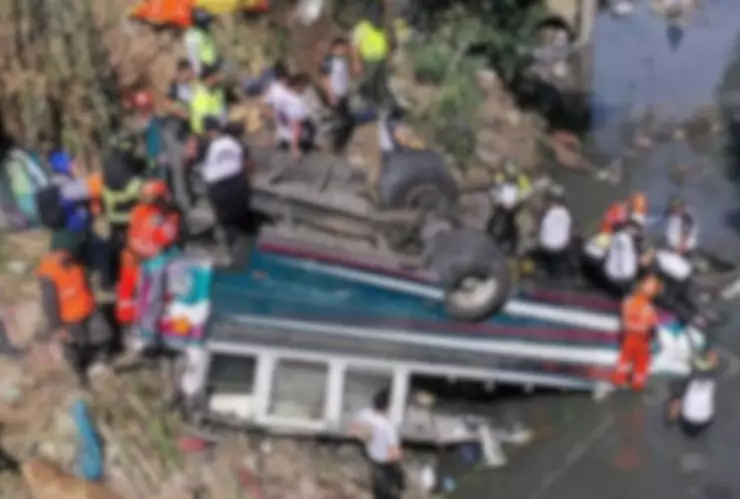 ¡IMÁGENES FUERTES! Autobús de pasajeros cae a 75 metros en un barranco; hay 15 muertos y 19 heridos