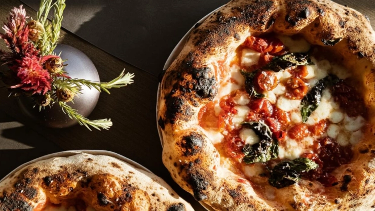 Un plato con una pizza napolitana