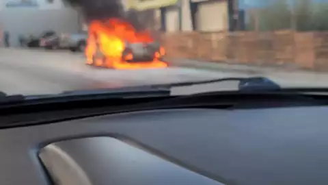 Calle en llamas: Auto se incendia sobre el Periférico