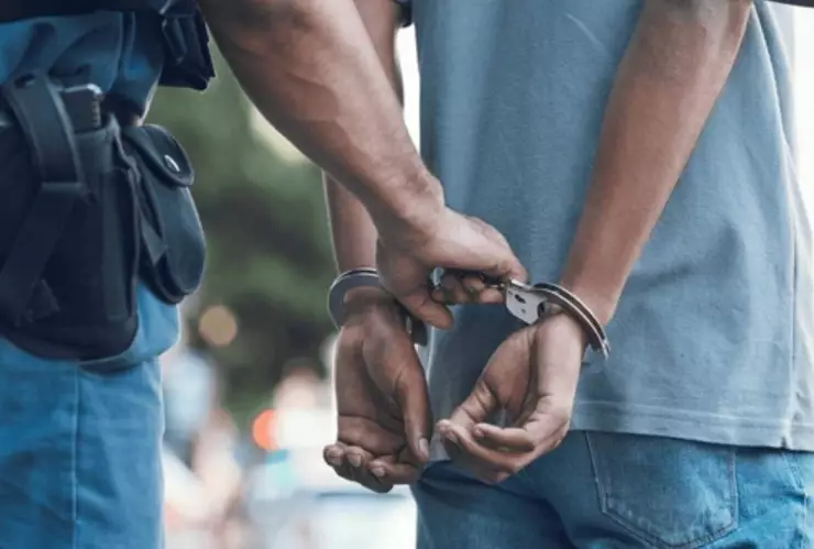 ¡Por cochino! Policías detienen a un hombre en la Sm. 63 de Cancún; orinó en la calle