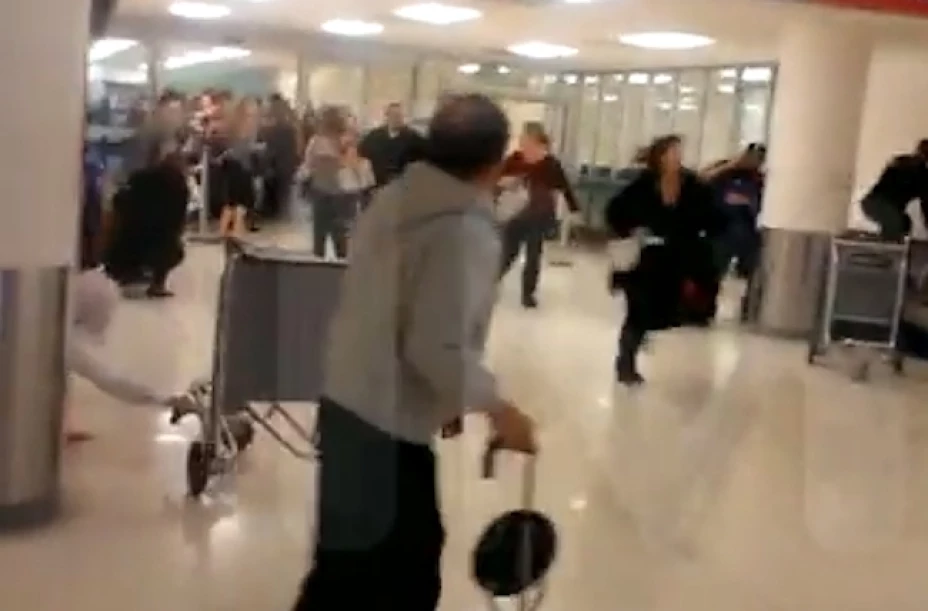 Autoridades informaron que el atacante guardaba una nota escrita que expresaba su deseo de matar a un agente de seguridad, sin importarle quién