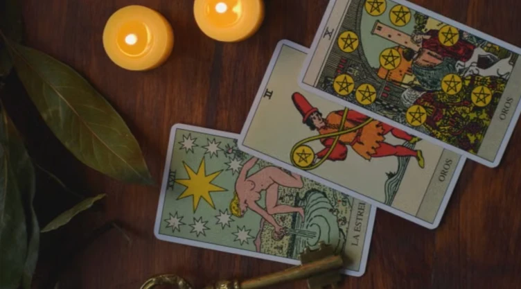 ¿Cómo limpiar la energía de tu baraja de tarot por primera vez usando elementos naturales?