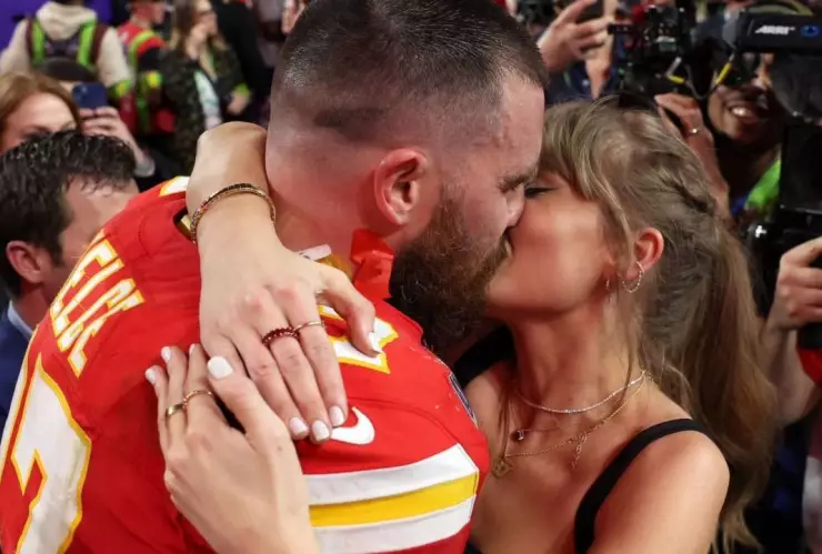 Así fue el beso de Travis Kelce y Taylor Swift donde celebran la victoria de los Chiefs.jpg