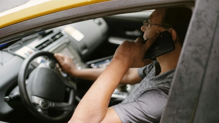 La infracción de tránsito por conducir mientras hablas por teléfono te puede quitar uno de los 10 puntos.