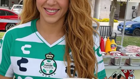 Shakira en Torreón con playera del Santos Laguna