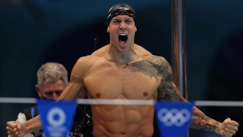 Caeleb Dressel celebra en Tokyo 2020