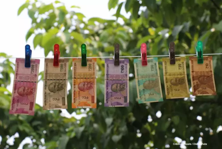 hombre desinfecta dinero covid-19.jpg