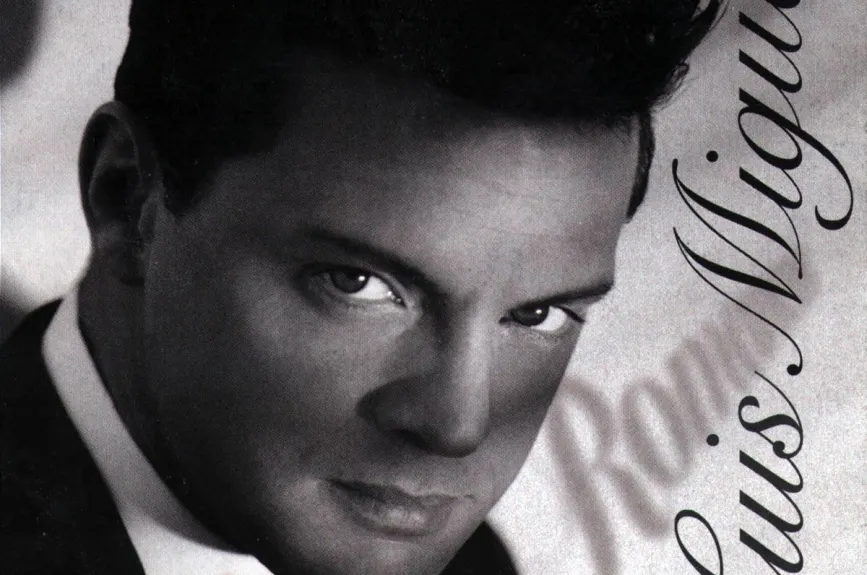 Luis Miguel sacó a la luz su álbum Romances, con su sencillo Por debajo de la mesa, el cual alcanzó el primer lugar del Billboard.