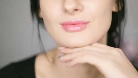 Ejercicio para eliminar la papada según experta en yoga facial