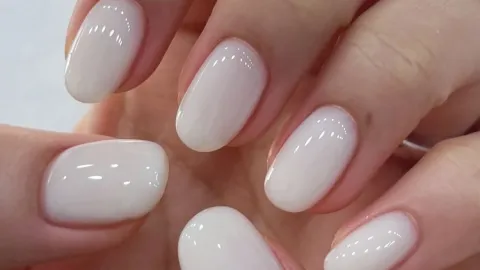 El blanco lechoso es el tono perfecto para lucir unas manos más jóvenes