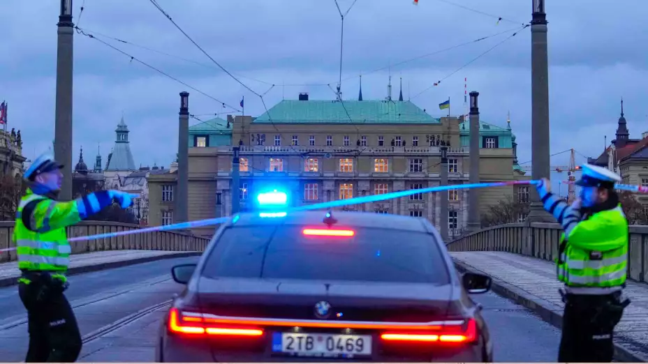 Policía monta guardia en la escena de un tiroteo en Praga, República Checa.