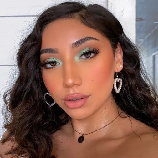 Maquillaje en sombras menta suave