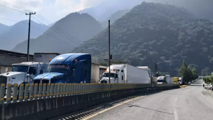 Transportistas denuncian bloqueos constantes en la zona Córdoba-Orizaba