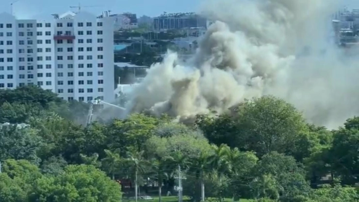 Humo proveniente del incendio en un apartamento de Miami