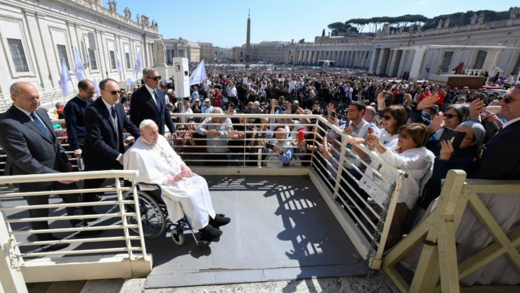 Papa Francisco reaparece en público tras 38 días hospitalizado.