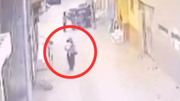 Impacto desde un balcón: tanque de gas cae sobre madre y bebé en plena calle