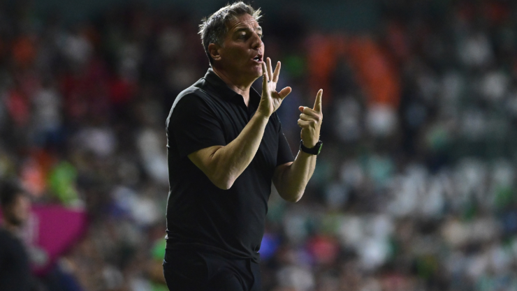 Eduardo Berizzo es el principal culpable del mal momento de León, según la afición